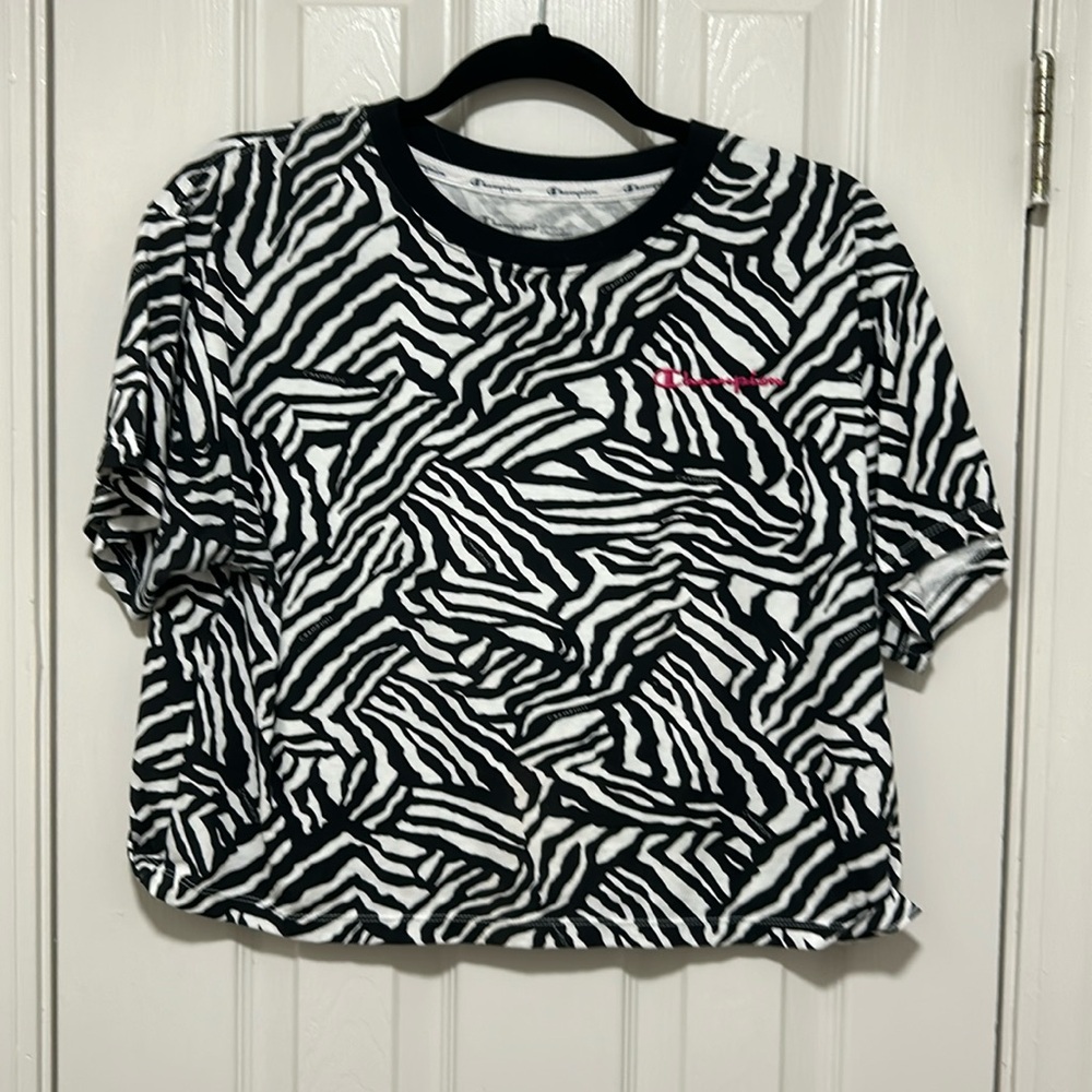Champion. Zebra. Short Sleeved. Crop top. Size M.